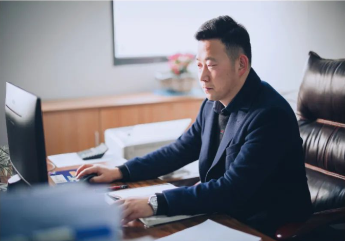 周龙伟1.png