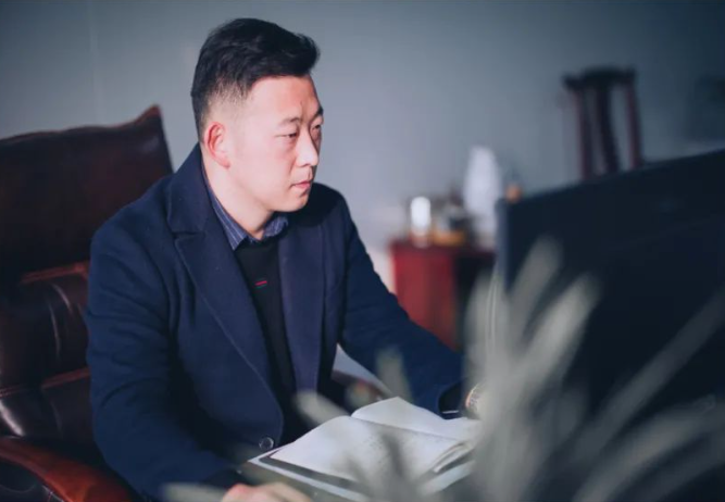 周龙伟2.png
